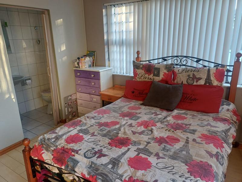 To Let 4 Bedroom Property for Rent in Morgenster Western Cape